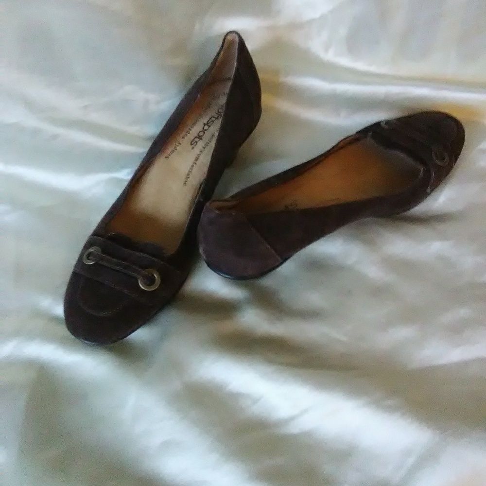 NWOB New without box Softspots suede low heels